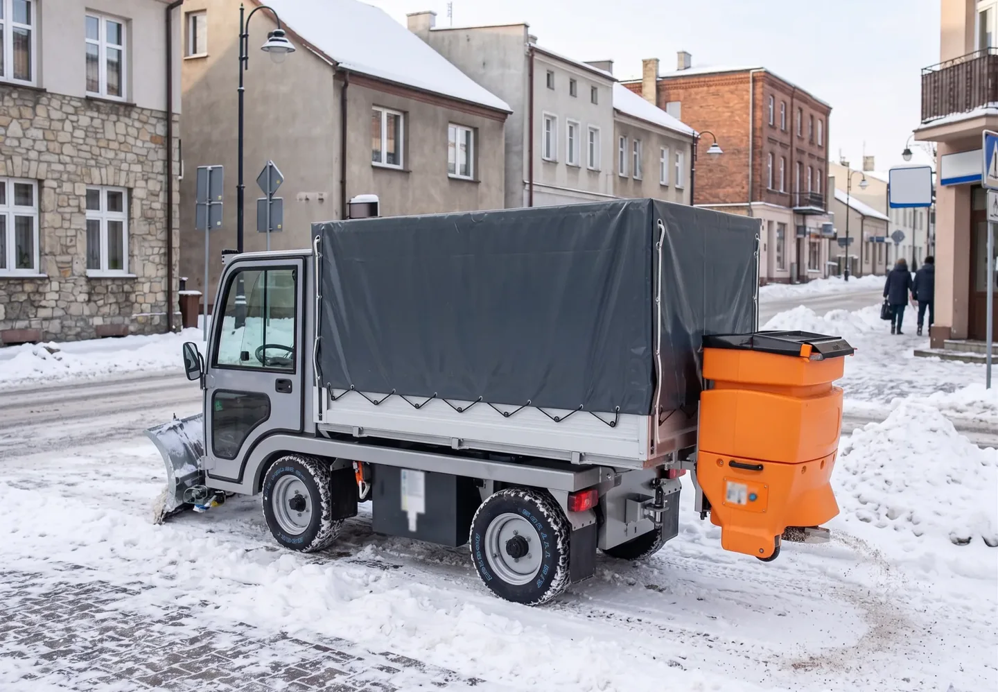 Elektryczny pojazd BARTESKO w zastosowaniu sezonowym: Pług odśnieżny i posypywarka